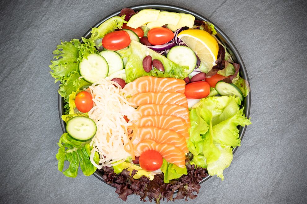 Deliciosa ensalada con salmón en el menú dietético adecuado para adelgazar