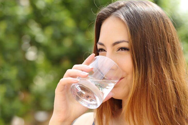 Todo lo que necesitas hacer con una dieta perezosa es beber muchos líquidos.